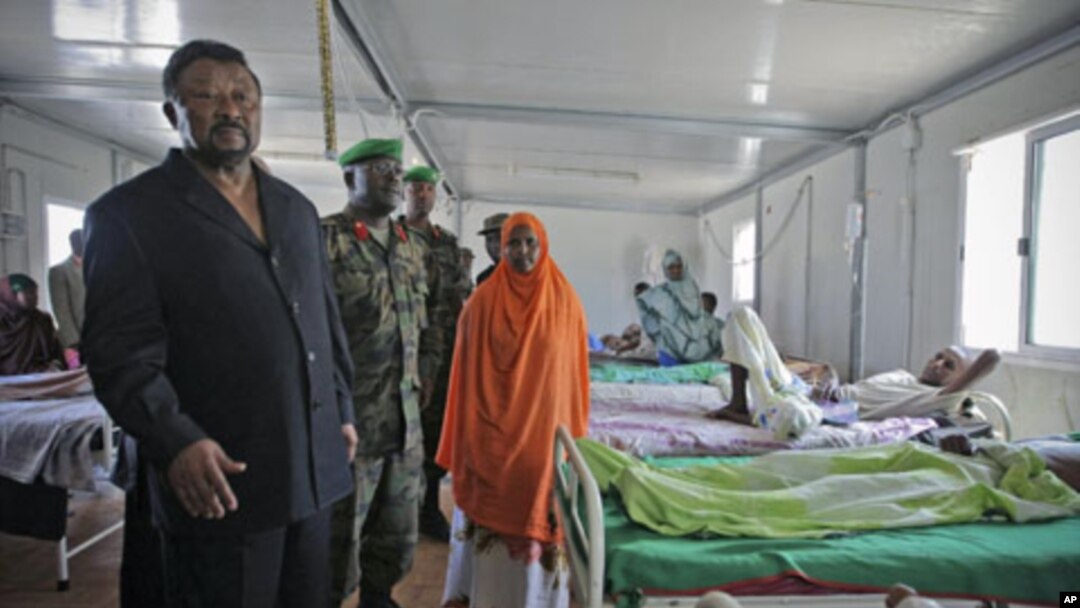Jean Ping (L), chairman of the Commission of the African Union, visits wounded Transitional Federal Government soldiers at the African Union Mission in Somalia Level II hospital, at the operation's headquarters in Mogadishu, Somalia, August 20, 2011. (fil