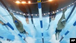 Ryan Lochte, izquierda, y Michael Phelps nadan los 400 metros combinados, durante las pruebas olímpicas que se realizan en Omaha, Nebraska. Lochte ganó la competencia, pero ambos clasificaron para las olimpiadas de Londres.