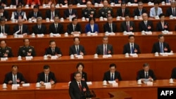 리창(맨 앞) 중국 총리가 5일 베이징 인민대회당에서 전국인민대표대회(전인대) 개막식 중 업무보고하고 있다.