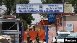 Les forces de sécurité afghanes montent la garde devant l'hôpital Dasht-e-Barchi qui a été attaqué à Kaboul, en Afghanistan, le 12 mai 2020. REUTERS / Mohammad Ismail