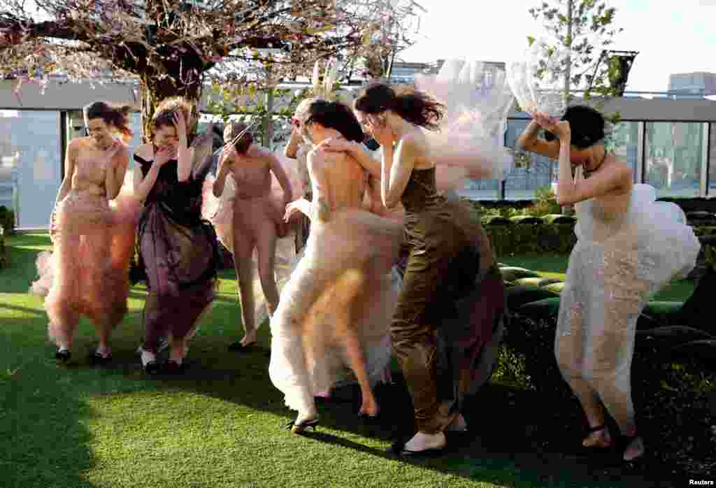 Christian Dior&#39;un 2017 yaz defilesinin provalarında rüzgarla mücadele eden mankenler