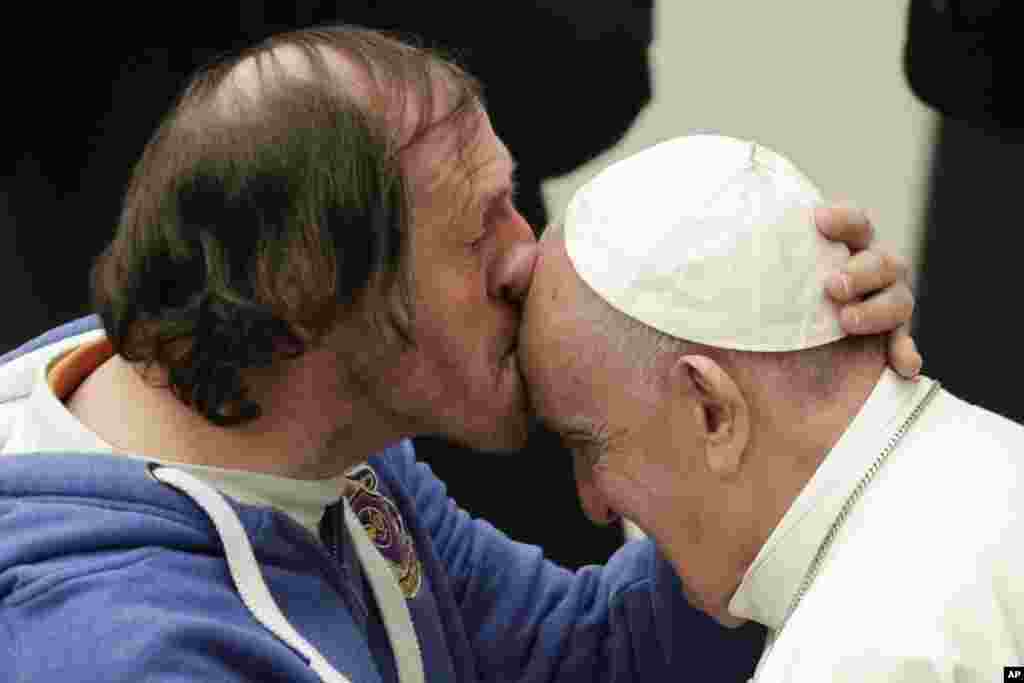 در حاشیه دیدارهای عمومی هفتگی در واتیکان، یک مرد سر پاپ فرانسیس را می&zwnj;بوسد.&nbsp;