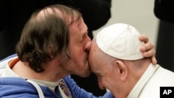 Un fidèle embrasse le pape François lors de son audience générale hebdomadaire, dans la salle du pape Paul VI, au Vatican, le mercredi 19 février 2020. (AP Photo/Andrew Medichini)