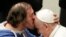 Un fidèle embrasse le pape François lors de son audience générale hebdomadaire, dans la salle du pape Paul VI, au Vatican, le mercredi 19 février 2020. (AP Photo/Andrew Medichini)