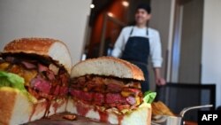 Patrick Shimada, chef dari restoran The Oak Door di Hotel Grand Hyatt Tokyo, berpose dengan burger buatannya seberat 3 kilogram, di Tokyo, 1 April 2019.