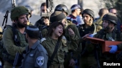 Lors d'une attaque d'un Palestinien sur un soldat israélien à une station de contrôle, dans un village entre Jérusalem et Tel-Aviv, le 23 novembre 2015.