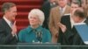 خانم بوش در کنار همسرش که به عنوان چهل و یکمین رئیس جمهوری آمریکا در ژانویه ۱۹۸۹ بعد از ریگان سوگند خورد. 
