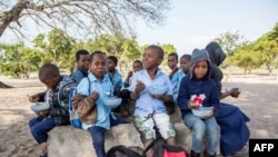 Des élèves mozambicains à l'école primaire de Mitilene où des classes bilingues sont enseignées, à Manhica, au Mozambique, le 20 juin 2018.