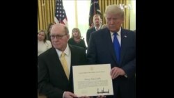 特朗普总统为摔跤运动员盖博颁发总统自由勋章