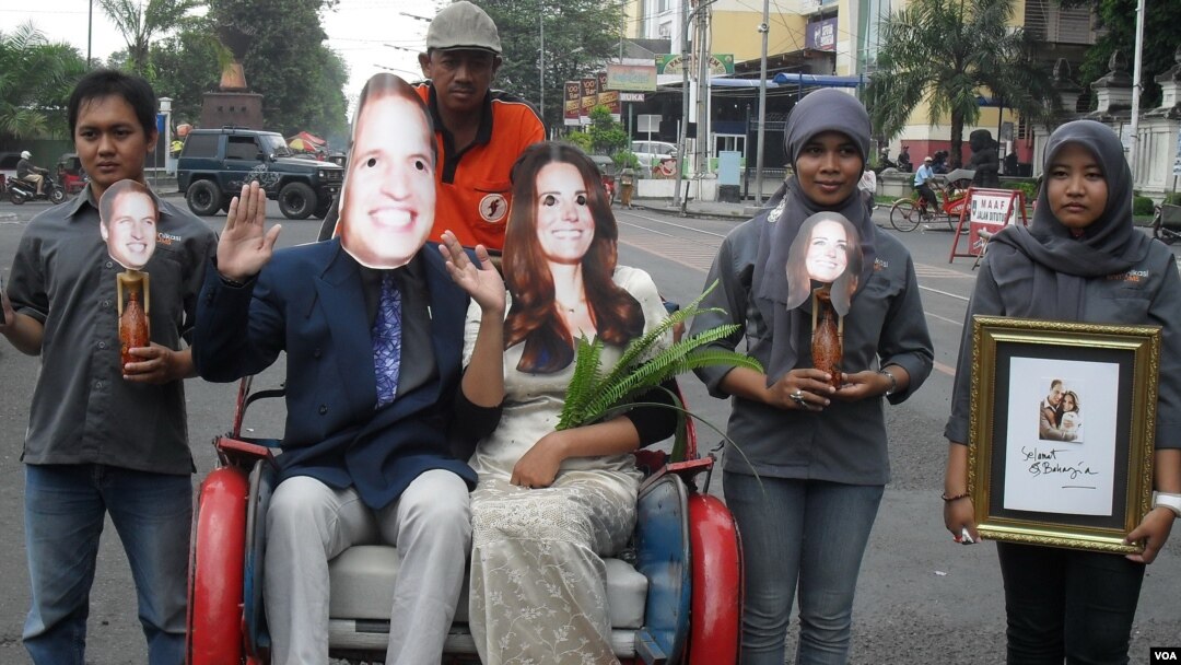 'Pangeran William' dan tunangannya, 'Kate Middleton,' berpose dari atas becak mereka di Solo, Kamis (28/4).
