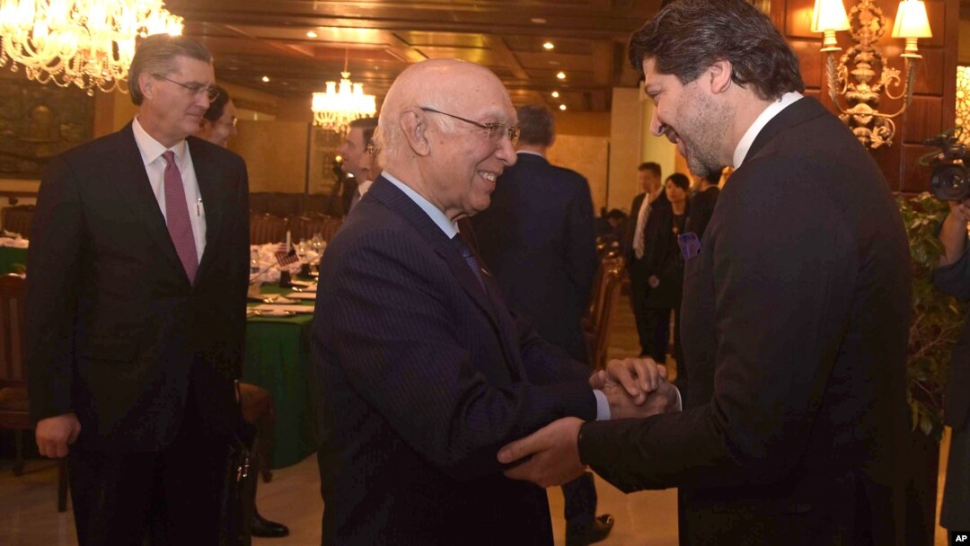 Afg'oniston Tashqi ishlar vaziri muovini Hikmat Halil Karzay (o'ngda) va Pokiston Tashqi ishlar vazirligidan Sartaj Aziz Islomobodda ko'rishmoqda. 11-yanvar, 2016-yil.