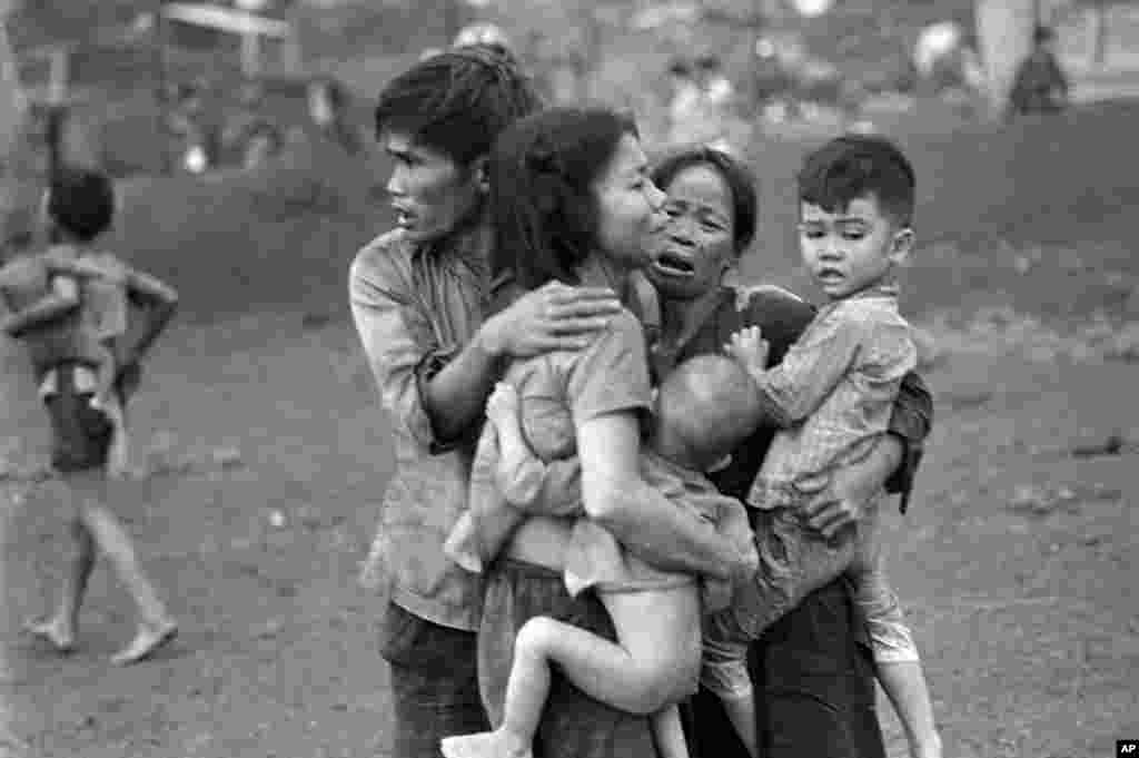 Tháng 06-1965: Thường dân Việt Nam còn sống sót sau hai ngày giao tranh ác liệt tụ tập lại với nhau, sau khi binh sĩ chính phủ VNCH tái chiếm Đồng Xoài. (AP)