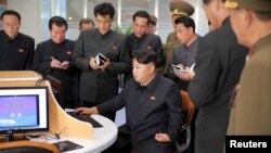 지난 2015년 김정은 북한 국무위원장이 평양 과학기술단지를 방문해 현장지도하는 사진을 조선중앙통신이 공개했다. (자료사진)