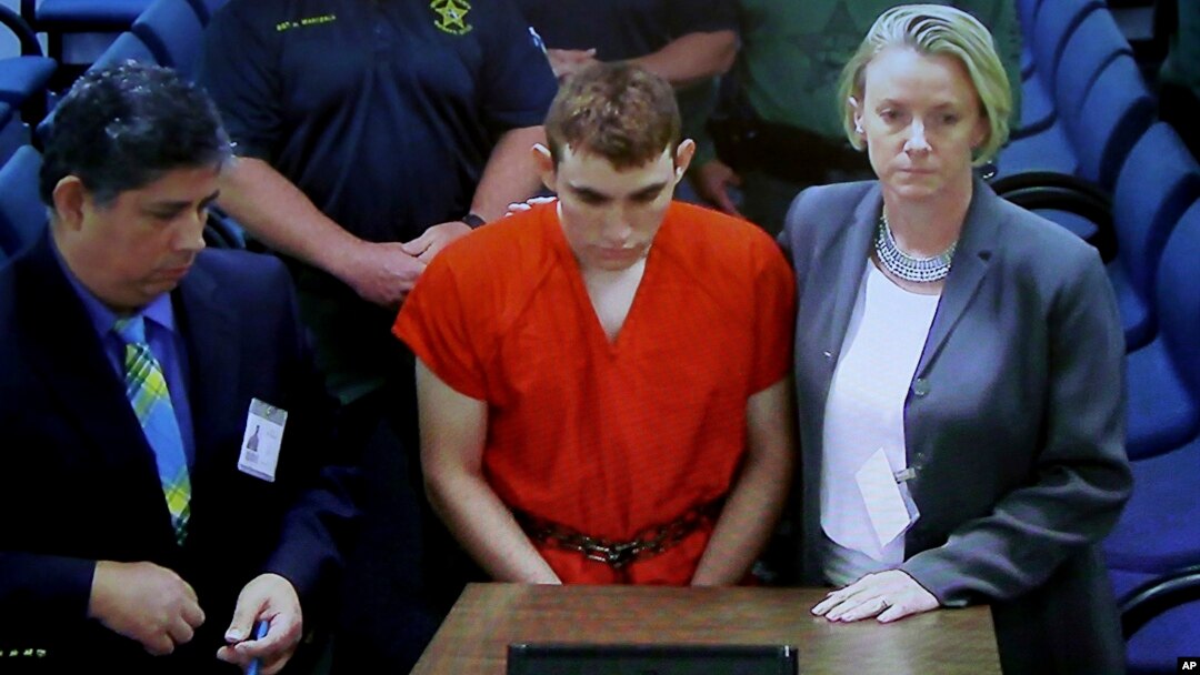Tersangka Nikolas Cruz (tengah) tampil di depan hakim dalam pembacaan dakwaan di pengadilan Broward County, Kamis (15/2) di Fort Lauderdale, Florida.