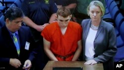 Tersangka Nikolas Cruz (tengah) tampil di depan hakim dalam pembacaan dakwaan di pengadilan Broward County, Kamis (15/2) di Fort Lauderdale, Florida.