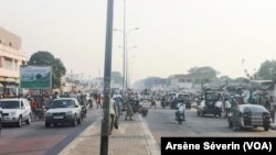 Jour de marché à Brazzaville en plein confinement, ici au marché Total de Bacongo, le 15 mai 2020. (VOA/Arsène Séverin)