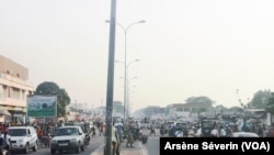 Jour de marché à Brazzaville en plein confinement, ici au marché Total de Bacongo, le 15 mai 2020. (VOA/Arsène Séverin)