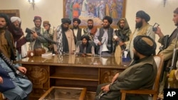 Des combattants talibans prennent le contrôle du palais présidentiel à Kaboul, en Afghanistan, après la fuite du président Ashraf Ghani, le dimanche 15 août 2021.