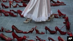 Chaussures représentant des femmes assassinées, dans le cadre d'une représentation lors de la grève des femmes à Mexico, le 9 mars 2020. (photo AP/Fernando Llano)