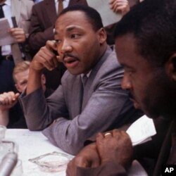 Dr. Martin Luther King Jr., ໃນກອງປະຊຸມຖະແຫລງຂ່າວ ທີ່ເມືອງເບີມິງແຮມ, ລັດອາລາບາມາ, ວັນທີ 9 ພຶດສະພາ 1963. (AP Photo/files)