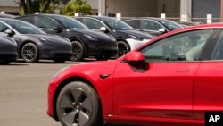 Berbagai mobil listrik produksi Tesla di Corte Madera, California (foto: ilustrasi). 