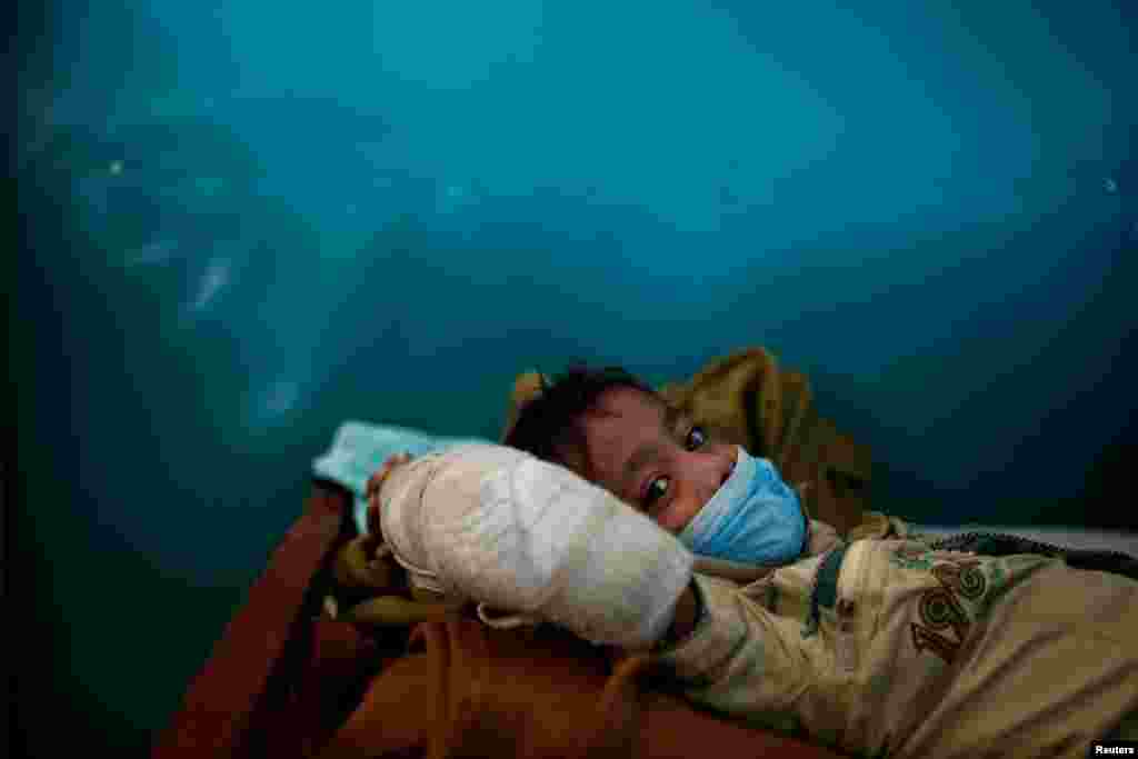 방글라데시 콕스바자르 인근 의료 시설에서 급성전염병 디프테리아에 걸린 로힝야족 난민 소년이 침대에 누워있다.