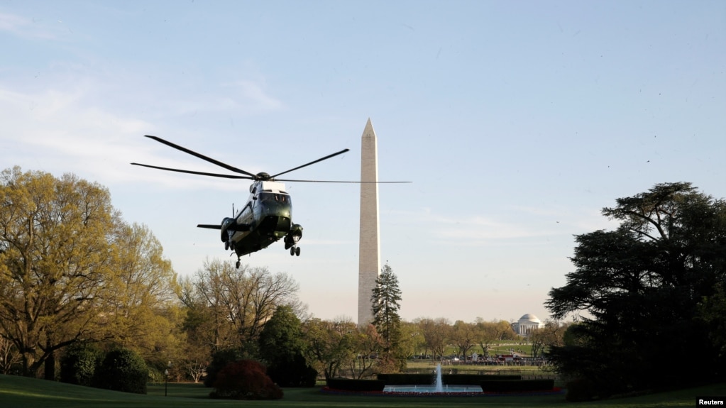 Trực thăng Marine One chuẩn bị hạ cánh đưa tổng thống Donald Trump xuống Nhà Trắng hôm 9/4. Hà Nội đang hy vọng tổng thống Trump sẽ tăng cường hợp tác Mỹ-Việt trong thương mại và cả chính trị.
