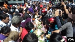 Tumpeng syukuran yang ludes dibagikan ke warga Solo dalam perayaan pelantikan Presiden Joko Widodo. (VOA/Yudha Satriawan)