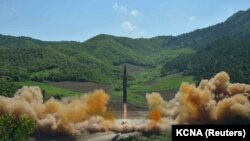 북한이 28일 밤 자강도 일대에서 동해상으로 탄도미사일로 추정되는 발사체를 발사했다. 사진은 지난 4일 발사된 북한의 대륙간탄도미사일(ICBM)급 '화성-14'.