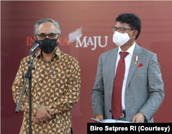 Menkominfo Johnny G Plate (kanan) dan Ketua DK OJK Wimboh Santoso (kiri) diperintahkan Jokowi untuk melakukan moratorium penerbitan izin pinjol legal yang baru. (Foto: Courtesy/Biro Setpres)