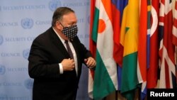 Ngoại trưởng Mỹ Mike Pompeo nói chuyện với các nhà báo sau một buổi họp với các thành viên của Hội đồng Bảo an, kêu gọi tái áp đặt cấm vận của LHQ với Iran vì nước này không tuân thủ thỏa thuận hạt nhân. REUTERS/Mike Segar/Pool