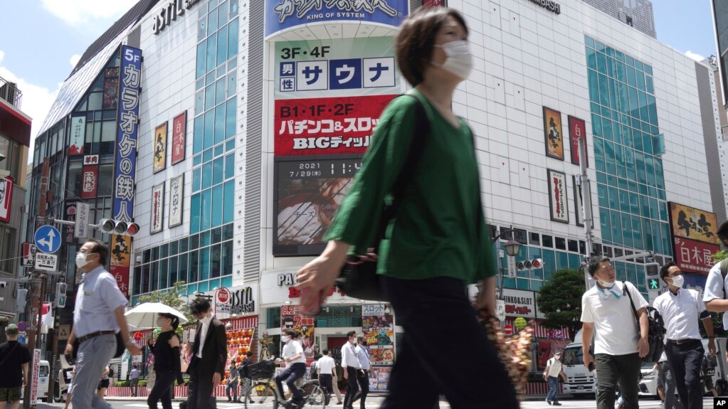 Người dân Nhật vẫn đi lại trên đường phố ở gần nhà ga Shimbashi ở Tokyo vào ngày 29/7/2021, khi số ca nhiễm COVID-19 tăng lên mức kỷ lục vào giữa kỳ Thế vận hội.