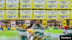 一名顾客在中国河北省邯郸市一家超市里购物。(2019年3月9日) -资料照