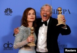 L'actrice Isabelle Huppert et le réalisateur Paul Verhoeven aux Golden Globe awards le 8 janvier 2017.
