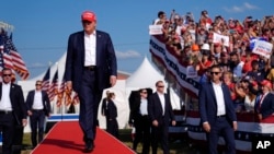 Le candidat républicain à la présidence, l'ancien président Donald Trump, arrive à un meeting de campagne, le samedi 13 juillet 2024, à Butler, en Pennsylvanie.