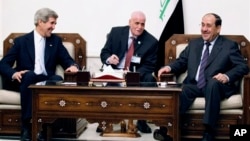 Menlu AS John Kerry (kiri) dan PM Irak Nouri al-Maliki (kanan) di Baghdad, Irak (24/3).