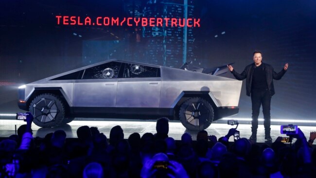 2019年11月21日马斯克于在加利福尼亚州特斯拉设计工作室介绍Cybertruck。