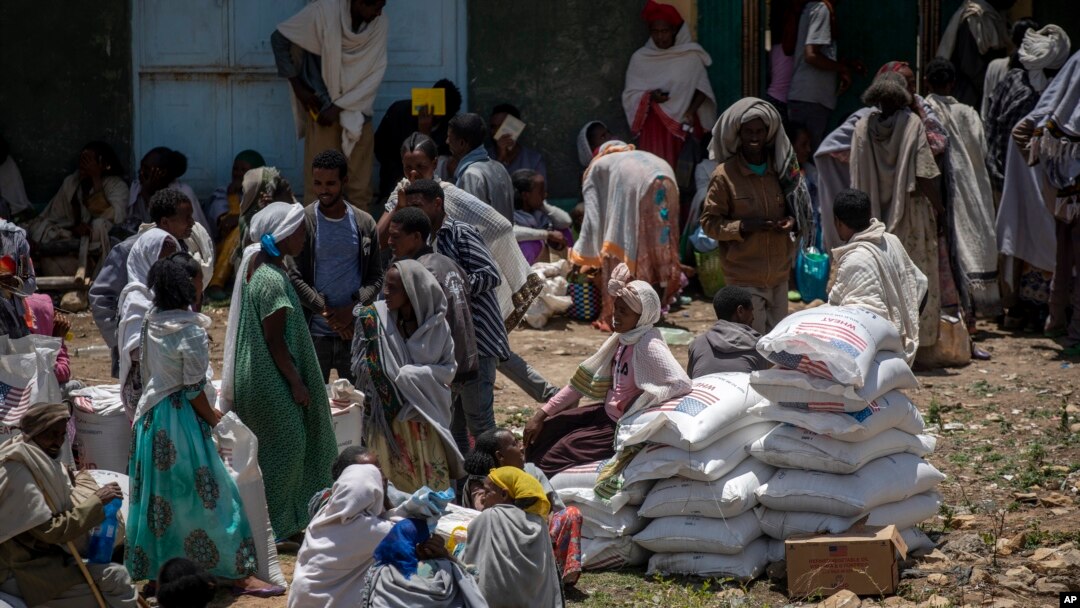 Abanyagihugu bo mu gisagara ca Agula muri Tigre bariko bahabwa imfashanyo, kw'itariki ya 8/05/2021. 