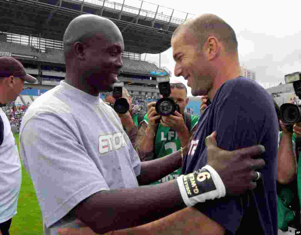 L&#39;ancien footballeur libérien George Weah , à gauche, et star française du football, Zinedine Zidane au cours du match de son jubilé joué à Marseille, au Sud de la France, samedi 11 juin 2005. Weah a annoncé sa candidat aux prochaines élections pour le Sénat après au Liberia.