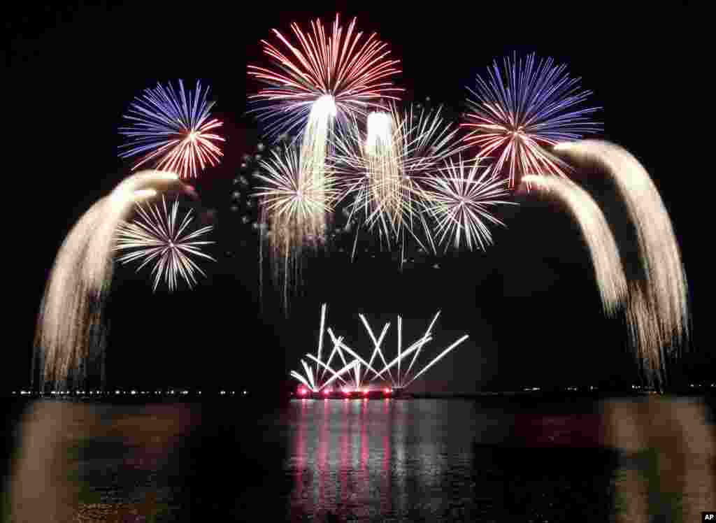 Fireworks from the Philippines light up the sky at the opening of the 5th Philippine International Pyromusical Competition at suburban Pasay city, south of Manila. The fireworks display, which will run for six consecutive weekends, features 11 countries, including Australia, China, Canada, Finland, France, Germany, Japan, Spain, United Kingdom, the United States and the host country Philippines.