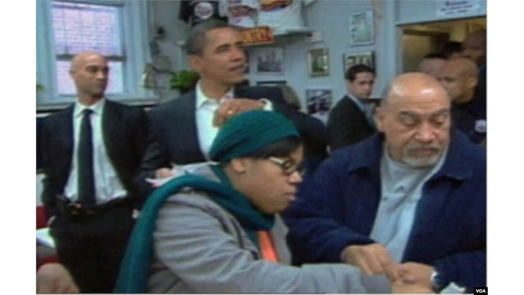 Beberapa hari sebelum dilantik presiden, Obama mengunjungi Ben's Chili Bowl di Washington DC, bersama Walikota District of Columbia, Adrian Fenty (kiri).