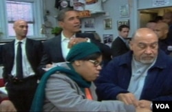 Beberapa hari sebelum dilantik presiden, Obama mengunjungi Ben's Chili Bowl di Washington DC, bersama Walikota District of Columbia, Adrian Fenty (kiri).