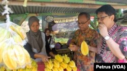 Siti Marfuah melayani pembeli Belimbing Super di kompleks Agro Wisata Belimbing Ngringinrejo, Bojonegoro (Foto: VOA/Petrus Riski).