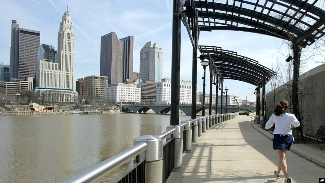 Archivo - En esta foto del 15 de marzo de 2004, una mujer corre junto al río Scioto en Columbus, Ohio, la ciudad más grande nombrada en honor de Cristóbal Colón.