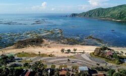 Proyek pembangunan pesisir Mandalika, yang merupakan usulan lokasi perlombaan motor MotoGP baru di sirkuit jalan raya yang dibuat khusus di Mandalika, Lombok selatan, 23 Februari 2019. (Foto: AFP/Arsyad Ali)