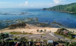 Proyek pembangunan pesisir Mandalika, yang merupakan usulan lokasi perlombaan motor MotoGP baru di sirkuit jalan raya yang dibuat khusus di Mandalika, Lombok selatan, 23 Februari 2019. (Foto: AFP/Arsyad Ali)