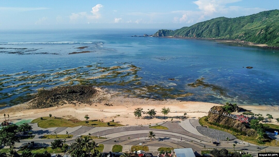 Proyek pembangunan pesisir Mandalika, yang akan menjadi lokasi lomba motor MotoGP di sirkuit jalan raya yang dibuat khusus di Mandalika, Lombok selatan, 23 Februari 2019. (Foto: AFP/Arsyad Ali)
