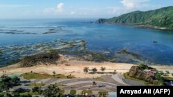 Proyek pembangunan pesisir Mandalika, yang akan menjadi lokasi lomba motor MotoGP di sirkuit jalan raya yang dibuat khusus di Mandalika, Lombok selatan, 23 Februari 2019. (Foto: AFP/Arsyad Ali)