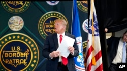 Başkan Trump 23 Haziran 2020'de Arizona eyaletinin Yuma kentinde sınır güvenliğinin ele alındığı brifinge katıldı. 