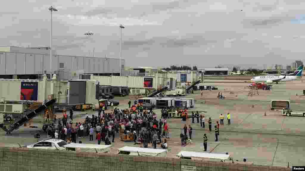 L&#39;évacuation des passager sur la piste de l&rsquo;aéroport Fort Lauderdale, le 6 janvier 2016